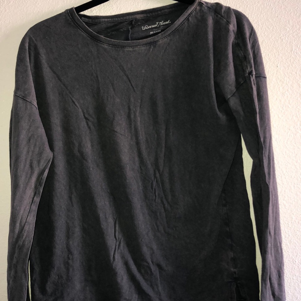 Universal thread long sleeve tee